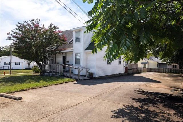 924 Merritt Drive, photo 3 of 48