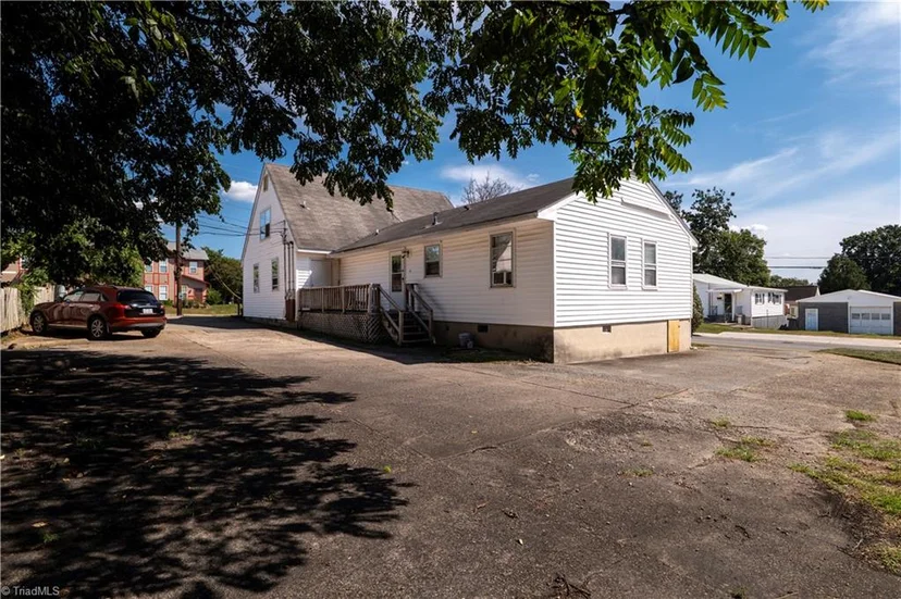 924 Merritt Drive, photo 1 of 48
