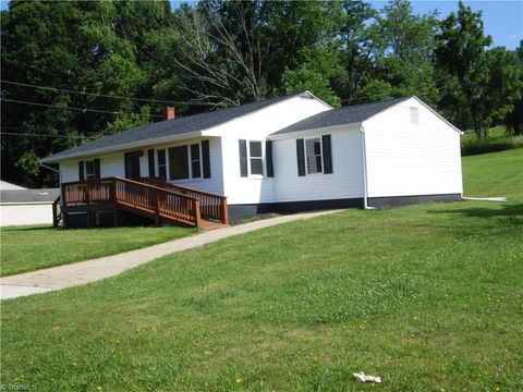 Homes For Sale - 569 N Sparta Parkway<br/> Sparta, NC 28675