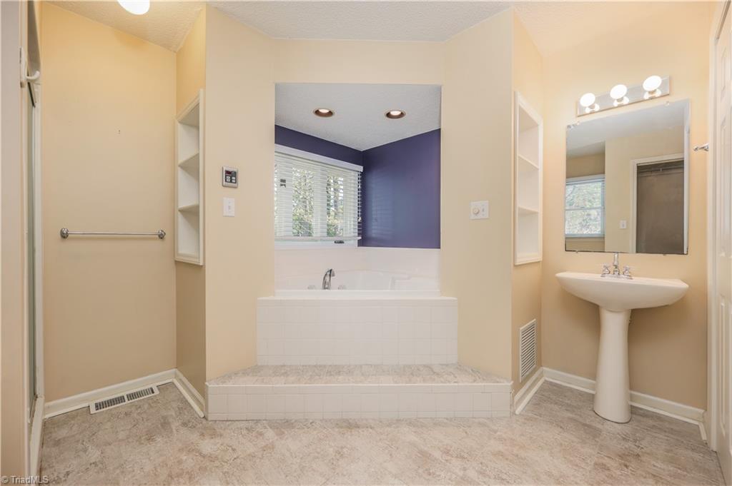 2804 Lake Hill Court, High Point, North Carolina image 25