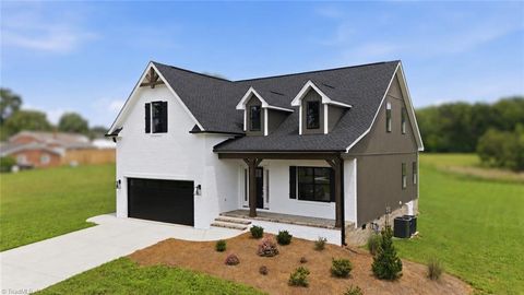Homes For Sale - 377 Lenalan Drive<br/> Lexington, NC 27295