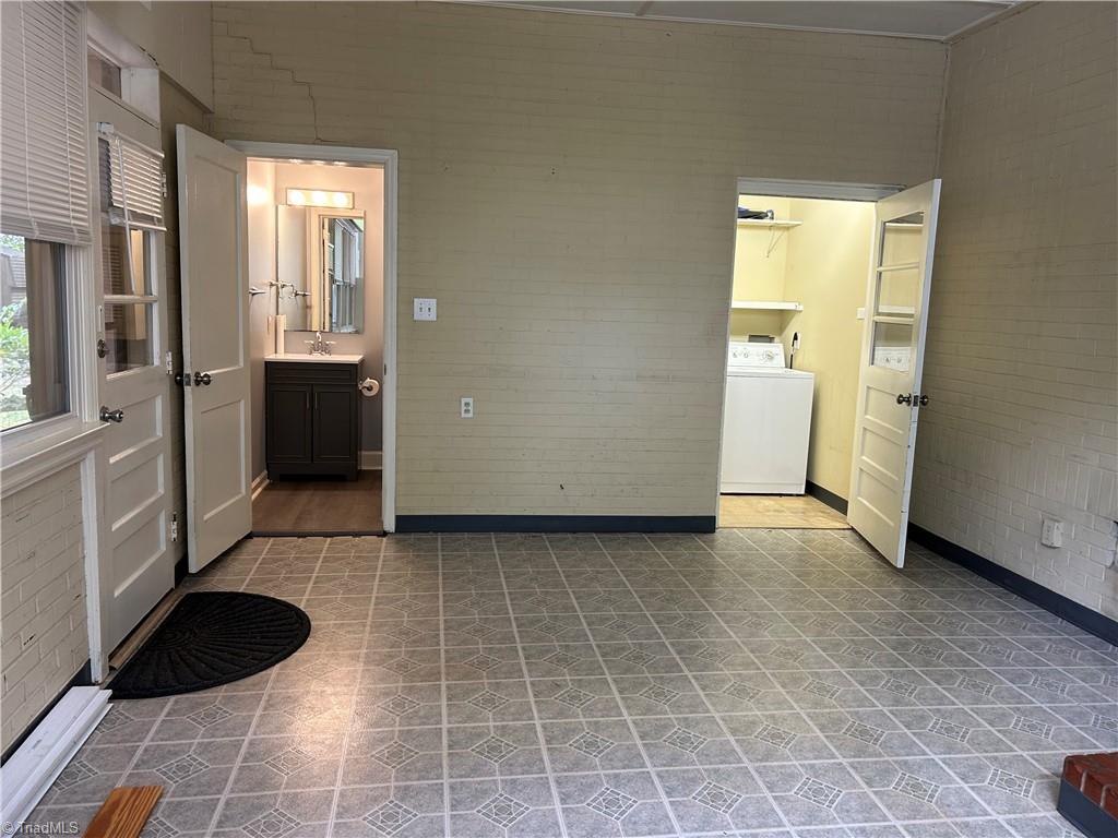 Greensboro, North Carolina 27408, United States, 3 Bedrooms Bedrooms, ,2 BathroomsBathrooms,Residential,Active,229937