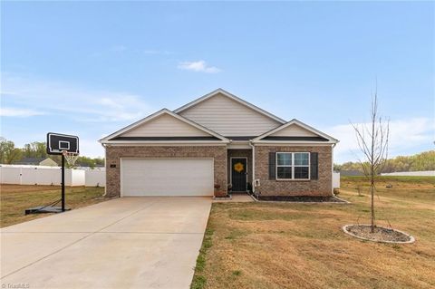 Homes For Sale - 199 Bunting Drive<br/> Lexington, NC 27295