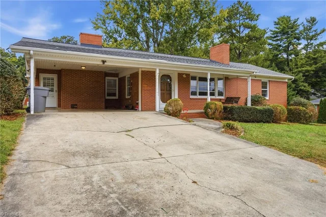 1420 Brookdale Drive, photo 5 of 44