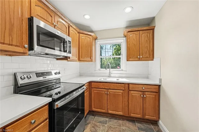 3708 Parkwood Drive, photo 4 of 27