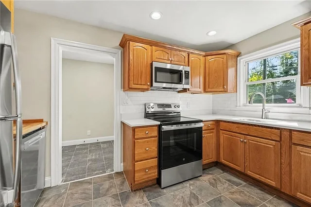 3708 Parkwood Drive, photo 5 of 27