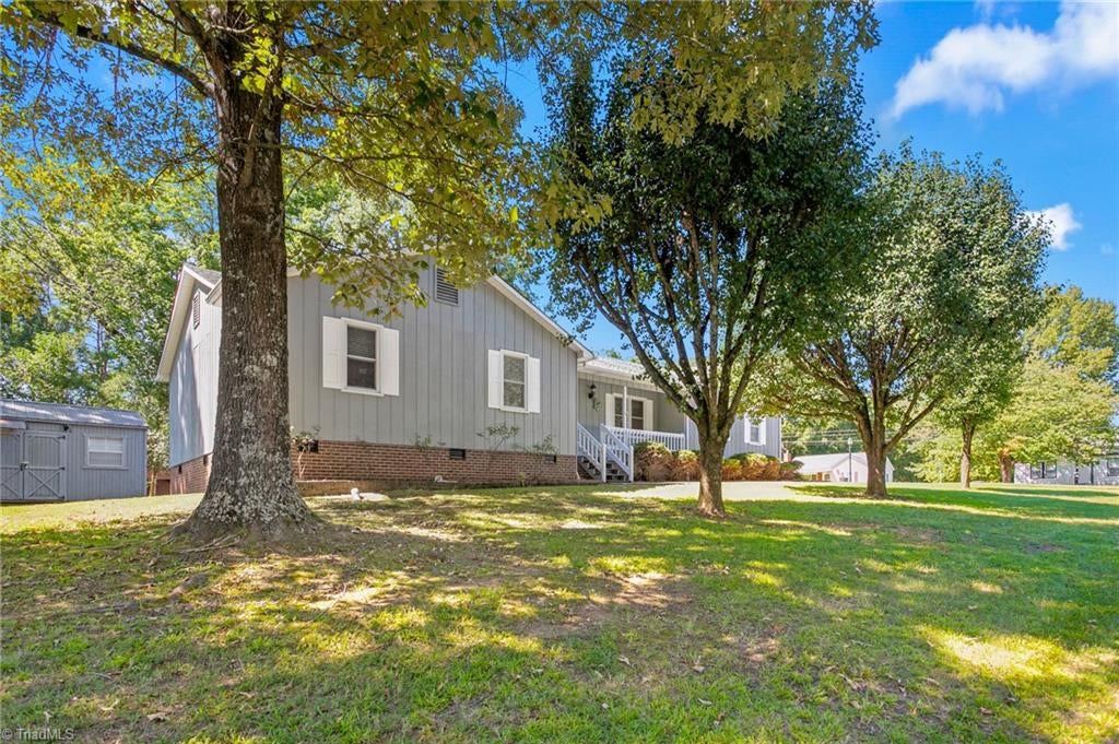 Photo of 914 Ferndale Drive, Thomasville, NC 27360 (MLS # 1236040)