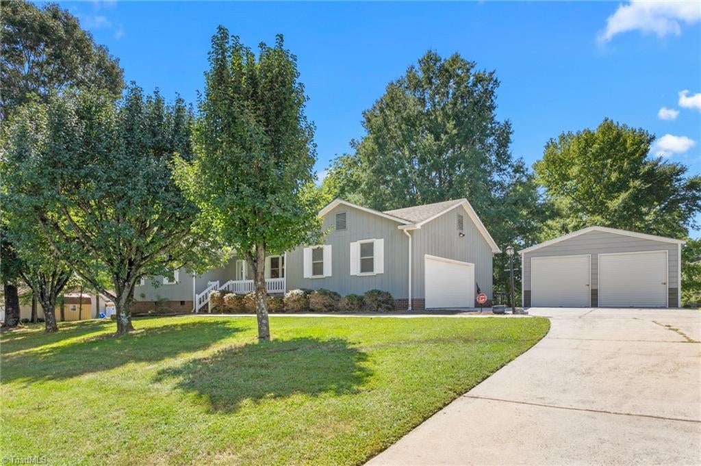 Photo of 914 Ferndale Drive, Thomasville, NC 27360 (MLS # 1236040)
