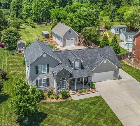 Homes For Sale - 203 Naola Court<br/> Archdale, NC 27263
