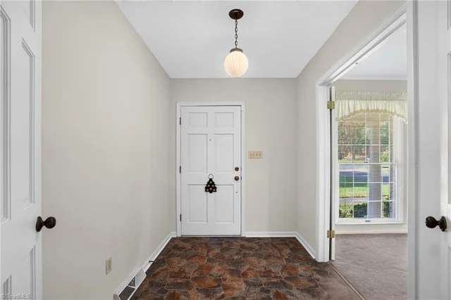 1039 Kerry Street, photo 5 of 48