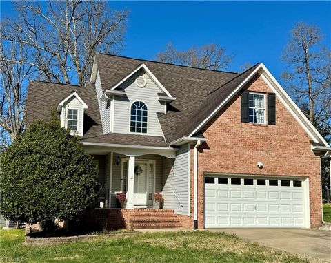 Homes For Sale - 611 Pebble Drive<br/> Gibsonville, NC 27249