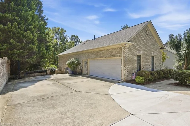 4247 Wayne Road, photo 5 of 47