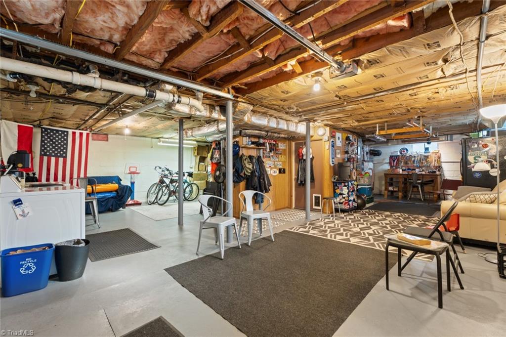 Winston-Salem, North Carolina 27106, United States, 4 Bedrooms Bedrooms, ,2 BathroomsBathrooms,Residential,Pending,82407