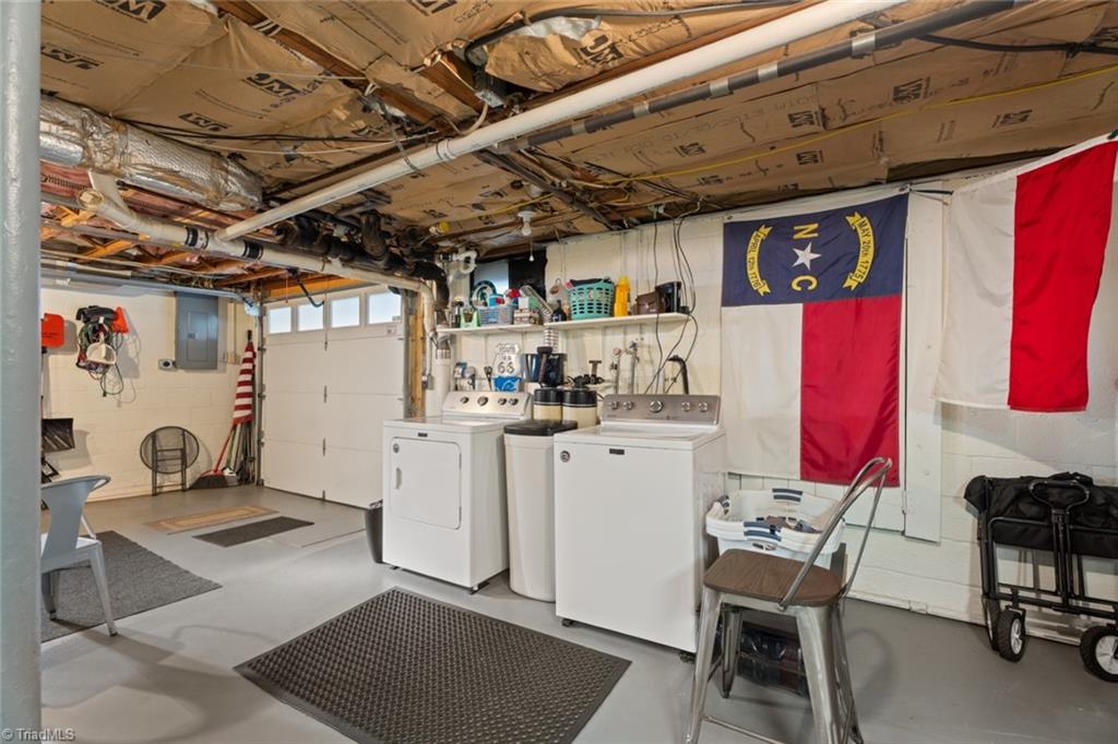 Winston-Salem, North Carolina 27106, United States, 4 Bedrooms Bedrooms, ,2 BathroomsBathrooms,Residential,Pending,82407