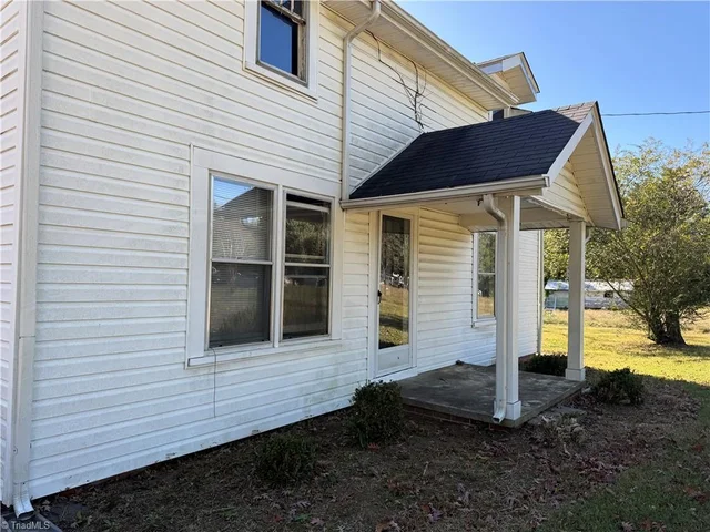 102 Thompson Heights Road, photo 2 of 36