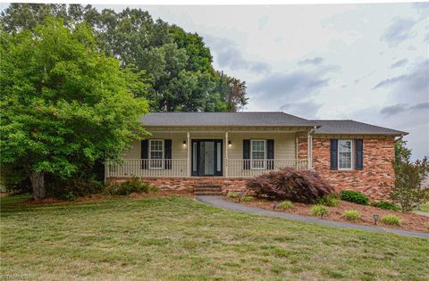 Homes For Sale - 804 Newington Drive<br/> Clemmons, NC 27012