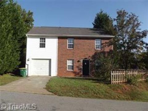 Homes For Rent - 701 Pilgrim Ford Court<br/> Clemmons, NC 27012