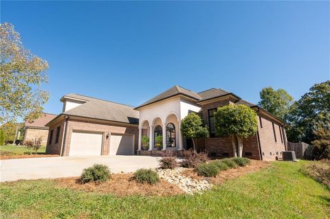 Homes For Sale - 2632 Maxine Drive<br/> High Point, NC 27265