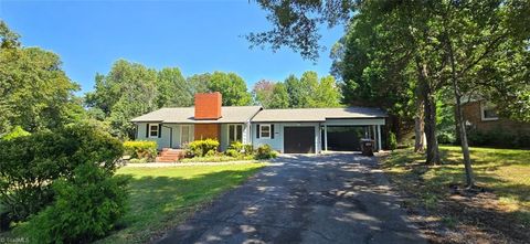 Homes For Sale - 3406 Rolling Road<br/> High Point, NC 27265