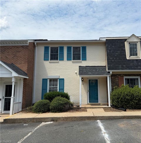 Townhouse For Sale - 112 Charlestowne Circle<br/> Winston-Salem, NC 27103