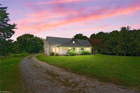 Homes For Sale - 3433 Rolling Road<br/> High Point, NC 27265