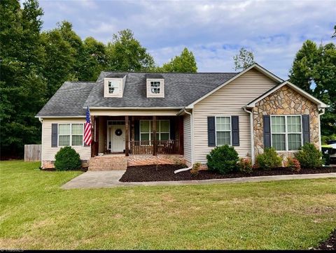 Homes For Sale - 119 Alexandria Lane<br/> Thomasville, NC 27360