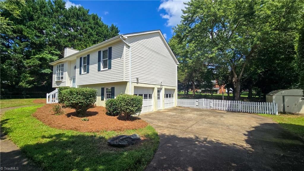 Photo of 3581 Robinwest Drive, Pfafftown, NC 27040 (MLS # 1230438)