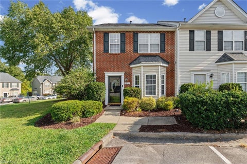 Townhouse For Sale - 1813 Olivers Crossing Circle<br/> Winston-Salem, NC 27127