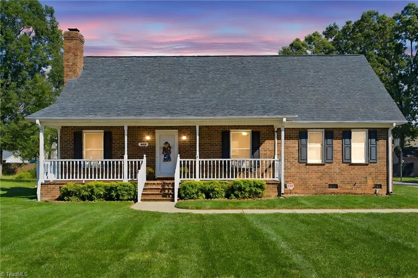 820 Lee Street, photo 1 of 40