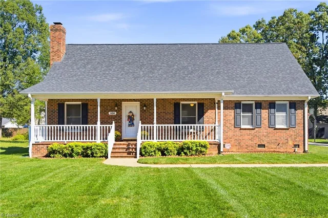 820 Lee Street, photo 2 of 40