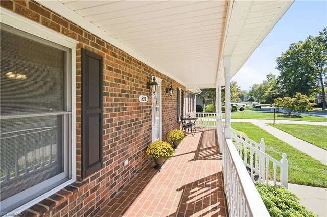820 Lee Street, photo 4 of 40