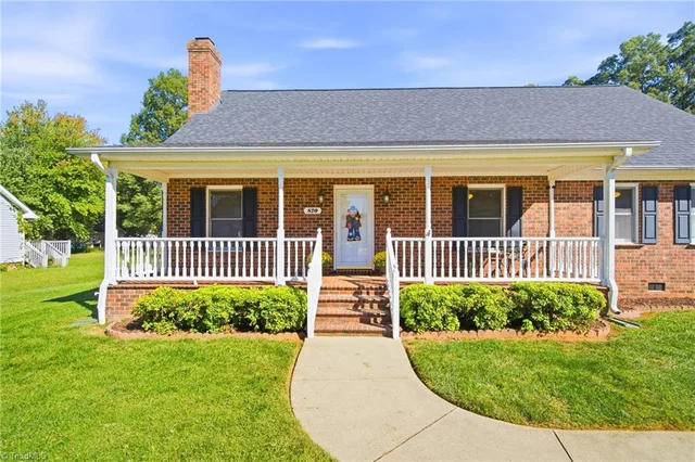 820 Lee Street, photo 3 of 40