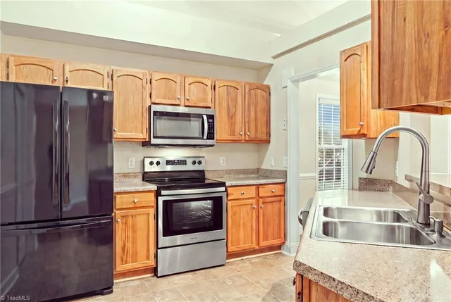 8639 Circle Drive, photo 4 of 41