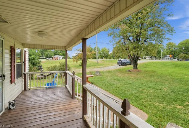 862 Country Club Drive, photo 4 of 29