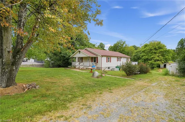 862 Country Club Drive, photo 2 of 29