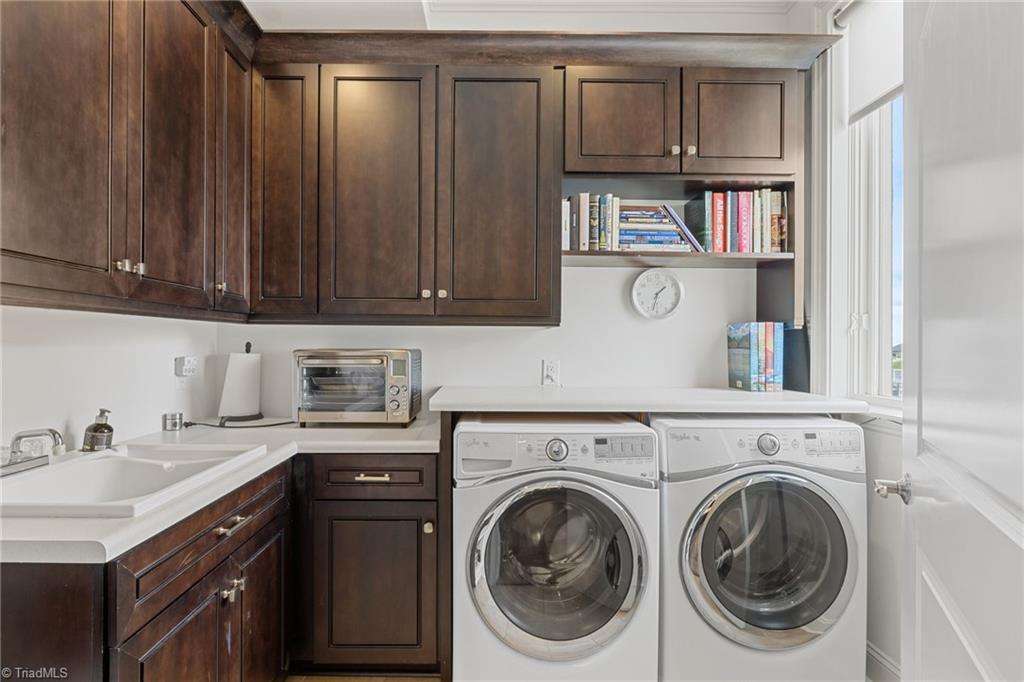 Winston Salem, North Carolina 27101, United States, 3 Bedrooms Bedrooms, ,4 BathroomsBathrooms,Residential,Active,61213