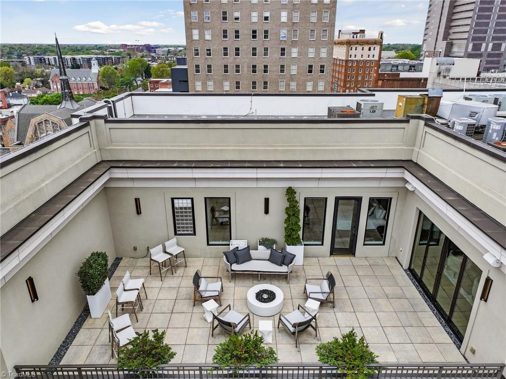 Winston Salem, North Carolina 27101, United States, 3 Bedrooms Bedrooms, ,4 BathroomsBathrooms,Residential,Active,61213