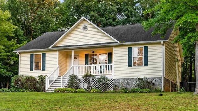 2279 Regency Drive, photo 3 of 32