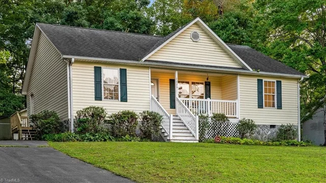 2279 Regency Drive, photo 2 of 32