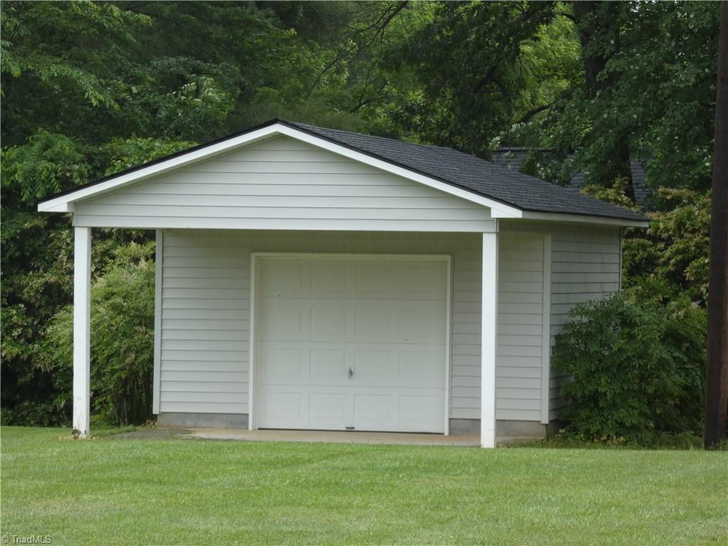 300 E Lee Avenue, Yadkinville, North Carolina image 2
