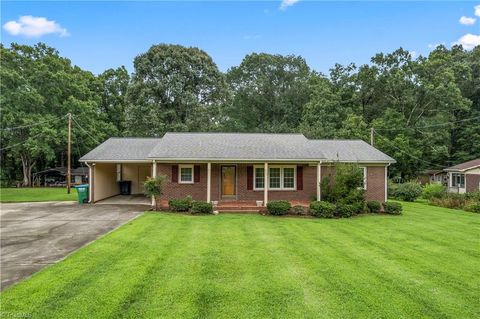 Homes For Sale - 320 Forest Park Drive<br/> Denton, NC 27239