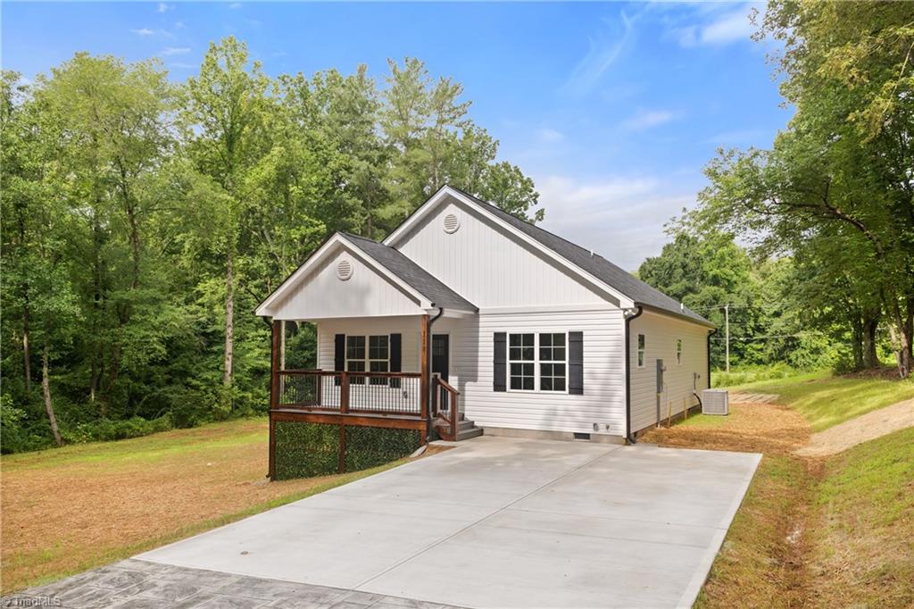 Yadkinville, North Carolina 27055, United States, 3 Bedrooms Bedrooms, ,2 BathroomsBathrooms,Residential,Active,173011