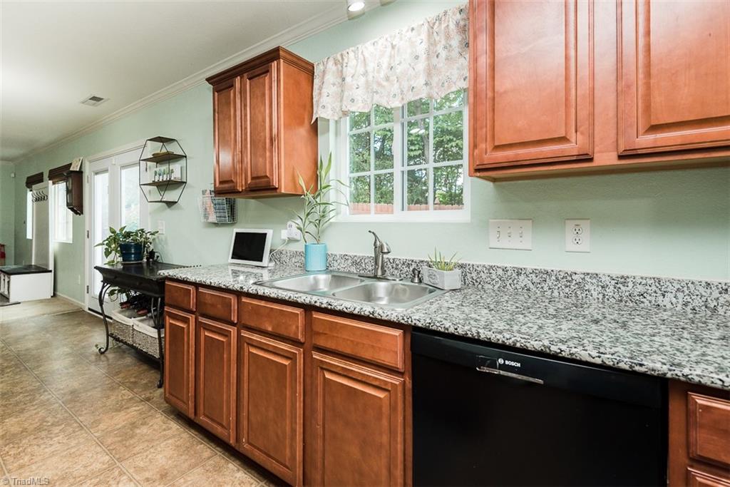 304 Walnut Crossing Drive, Whitsett, North Carolina image 16
