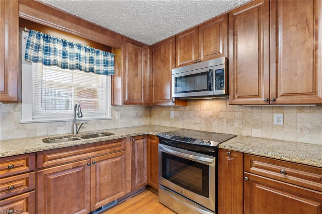 Winston-Salem, North Carolina 27107, United States, 3 Bedrooms Bedrooms, ,2 BathroomsBathrooms,Residential,Pending,8006