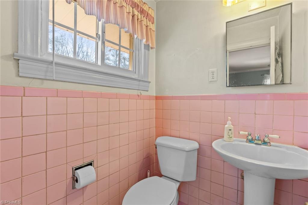 Winston-Salem, North Carolina 27107, United States, 3 Bedrooms Bedrooms, ,2 BathroomsBathrooms,Residential,Pending,8006