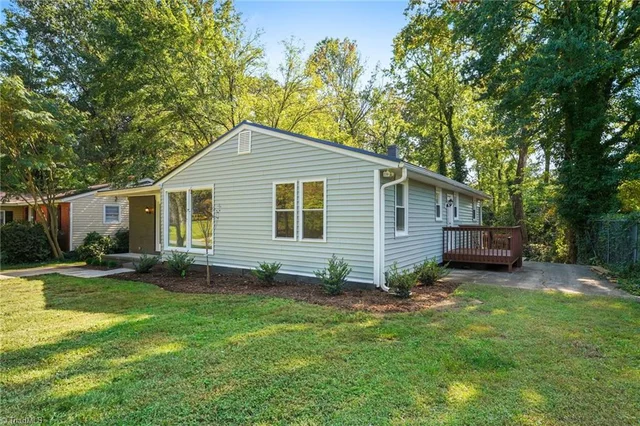 2511 Woodview Drive, photo 4 of 30