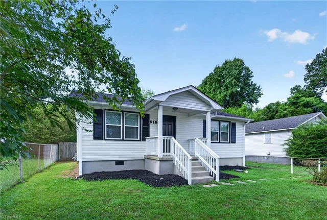 918 Beaumont Avenue, photo 2 of 26