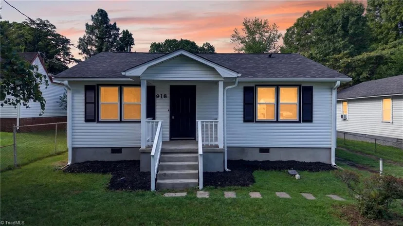 918 Beaumont Avenue, photo 1 of 26