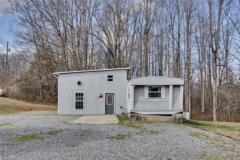 Mobile Home For Sale - 4183 Flinchum Farm Road<br/> Randolph County, Liberty, NC 27298