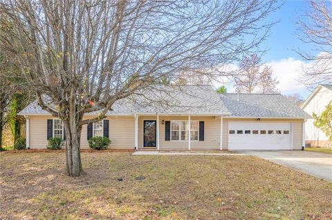 A home in Clemmons